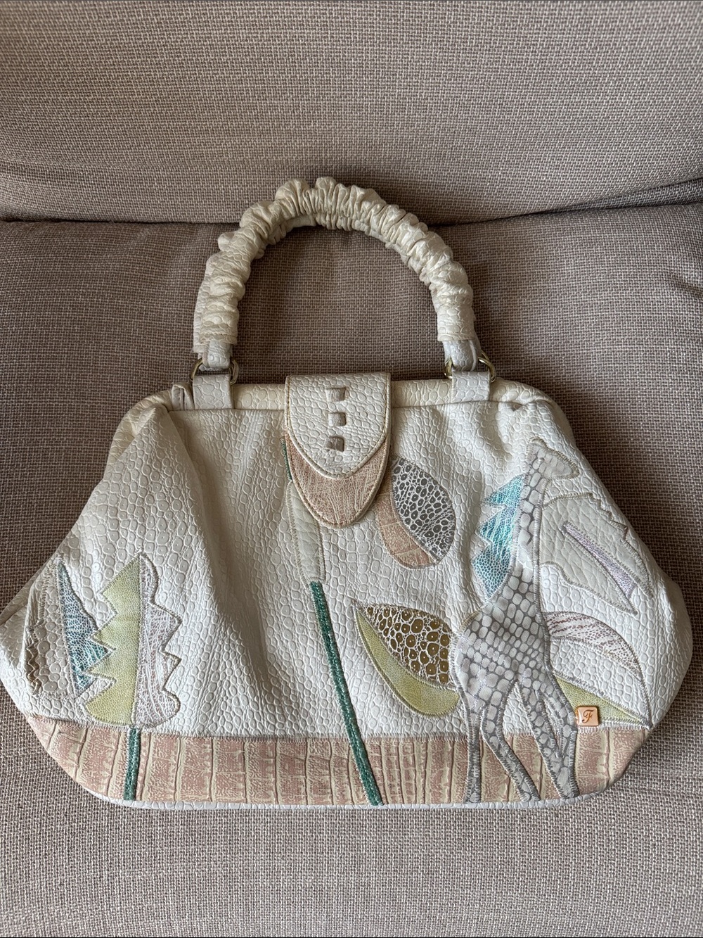 Elegant Vintage White Textured Leather Style Handbag.